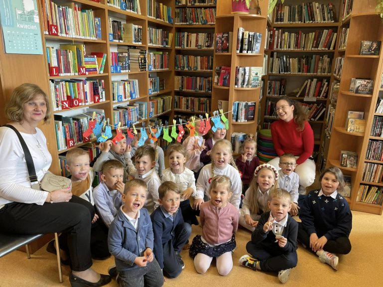 Powiększ obraz: Zajęcia biblioteczne dla dzieci