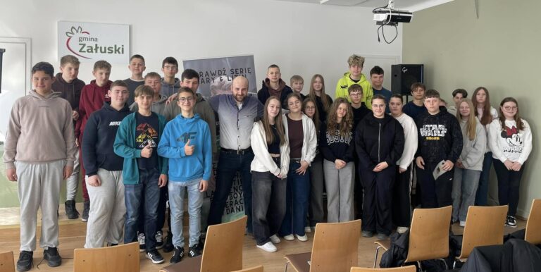 Powiększ obraz: Autor Kamil Sobik oraz uczniowie