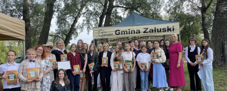 Powiększ obraz: Narodowe Czytanie 2025 – poezja Jana Kochanowskiego w Parku Podworskim w Kroczewie